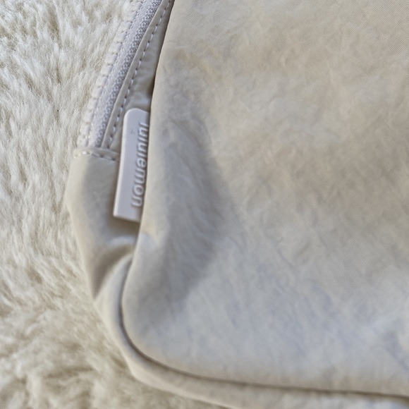 ❤️ Lululemon Large Everywhere Bag in White Opal New With Tags - Picture 3 of 7